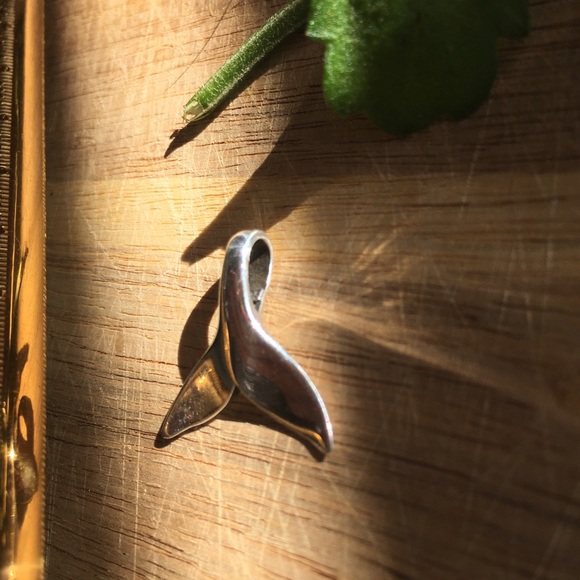 Whale Tail Pendant - 925 Sterling Silver - Picture 3 of 4